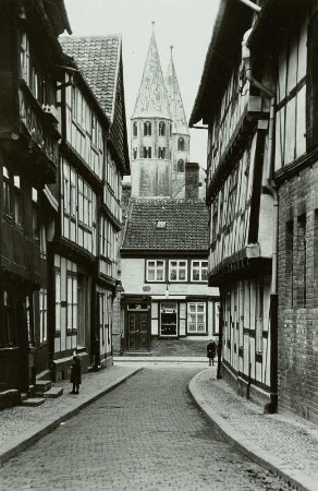 Halberstadt, Stadt : Halberstadt. Kleine Blankenburger Straße. Blick auf die Türme der Liebfrauenkirche