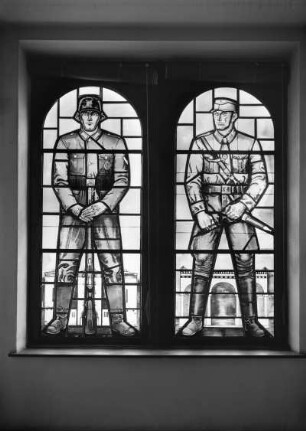 Dresden-Pirnaische Vorstadt, 18. Volksschule, Inneres, Ehrenraum, Glasfenster mit Darstellung von Angehörigen der Wehrmacht und der SA