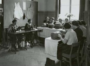 Ausstellung von Schülerinnenarbeiten : Handarbeiten, Mädchenoberschule, Ausst., Dresden, 1938