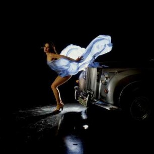 Model mit Auto im Studio