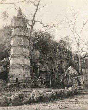 China. Tempel Lingyin nordwestlich Hang-Tschou (Hangzhou) südlich der Jangtse-Mündung (Kloster oder Tempel der Seelenzuflucht, berühmtester Tempel der Stadt; 328 vor Christi). Eine der beiden Steinpagoden mit Tempelhügel