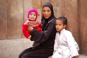 Luxor - Mutter mit kleinen Kindern (Bildarchiv Uwe Gerig)