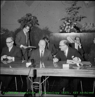 Unterzeichnung des Vertrags zur Gründung und zum Betrieb des Instituts für Transurane (ITU) zwischen der Bundesrepublik Deutschland (BRD)/Gesellschaft für Kernforschung (GfK) und der Europäischen Atomgemeinschaft (EURATOM) im Bürgersaal des Karlsruher Rathauses
