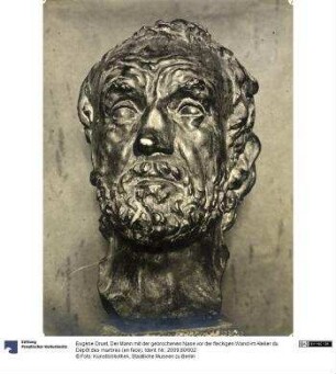 Der Mann mit der gebrochenen Nase vor der fleckigen Wand im Atelier du Dépôt des marbres (en face)