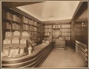 Zigarrenladen Eduard Palm, Berlin. Inneneinrichtung: Verkaufsraum mit Blick von Eingangstür auf Verkaufstheke und Regale