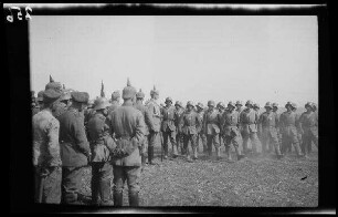 Bei Focșani (Rumänien): Trupp Soldaten mit Stahlhelm beim Vorbeischreiten an Offizieren mit Pickelhaube (Vorderansicht) ("Kaiserparade")