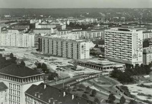 Dresden. Blick vom Rathausturm nach Nordosten über die Wohnblöcke an der Ernst-Thälmann-Straße zu den Neubauten am Pirnaischen Platz