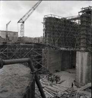 Fundament mit Gerüst für den Überbau eines Großbunkers für deutsche U-Boote in einem Hafen an der französischen Atlantikküste