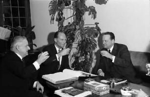 Freiburg: Rathaus, Amerikanischer Botschafter George C. Mc Ghee, Generalkonsul Paul Sweet, Dr. Clark beim Oberbürgermeister