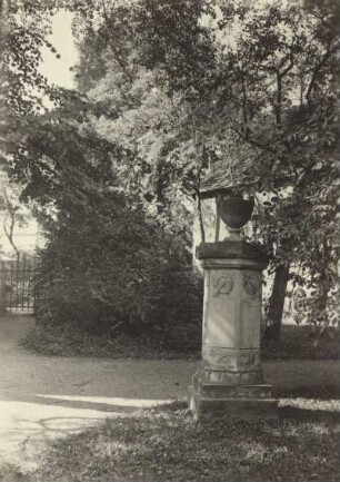 Grabmal : Weixdorf-Lausa. Friedhof, Grabdenkmal mit Reliefschmuck und Urne, Empirestil