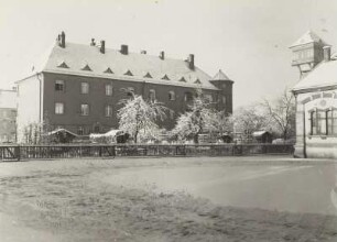Leutzsch, Hans-Driesch-Straße : Leipzig-Leutzsch. Wohnblock (sogenannte "Finanzerhaus"), Hans-Driesch-Straße 45/51. Blick aus dem Hof der 57. Schule auf die Hofseite, rechts Wasserturm