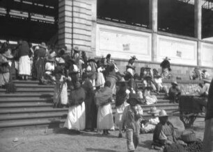 In Toluca : Personen vor einem Gebäude