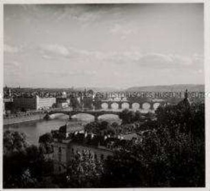 Das hunderttürmige Prag, Blick von den Sommerberganlagen auf die Prager Brücken