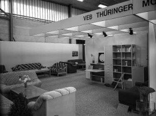 Leipzig. Leipziger Herbstmesse, 1986. Raumaufnahme mit Ausstellungsfläche des VEB Thüringer Möbelkombinat Suhl