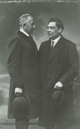 Hans Pokorny und Robert Burg : Hans Pokorny (1860-erwähnt 1928/1929) mit seinem Schüler aus der Prager Zeit, Robert Burg (1890-1946; Bariton). Fotografie (Weltpostkarte). Dresden, 1916/1918