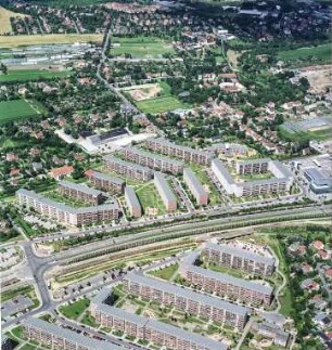 Dresden-Gorbitz. 6-geschossige Wohnbebauung (1981-1989; J. Bösche) zwischen Gompitzer Straße, Reuningstraße, Kamillenweg und Lise-Meitner-Straße. Luftbild-Schrägaufnahme von Süden über Straßenbahntrasse und Coventrystraße (B 173) gegen Omsewitz und Briesnitz