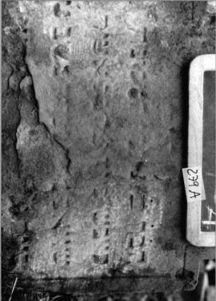 Grabstein 279 (Index: 100090160) Material: Sandstein Zustand: verwitt/abgeblätt/Textverlust Maße HxBxT: 45x44x10 cm Beschreibung: Stele, eingezogener Rundbogenabschluß: Grabstein 279A