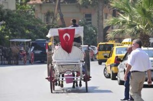 Izmir - Pferdekutsche mit Fahne : Eine Pferdekutsche ist mit einer türkischen Fahne geschückt worden. Aufgenommen am 29. Juni 2010 in Izmir