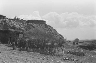 Siedlung Afalba : Dorfbewohner in einer steinigen Landschaft mit Hütte im Hintergrund