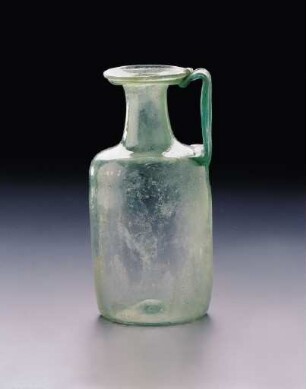 Schlanke Kanne aus hellem Glas