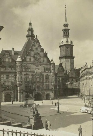 Residenzschloss Dresden, Blick über den Schloßplatz auf Georgentor und Nordflügel mit Hausmannsturm von Nordosten