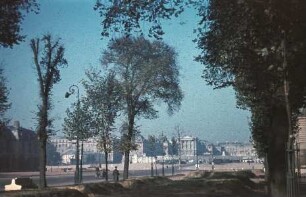Zufahrtsstraße zum Schloss Versailles (Aufnahme im Rahmen der Fotokampagne im besetzten Frankreich)