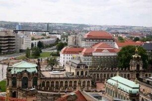 Dresden-Altstadt. Zwinger und Schauspielhaus. Ansicht vom Hausmannsturm des Schlosses