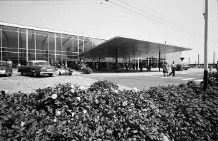 Pforzheim: Neuer Hauptbahnhof mit Vorplatz, Vordergrund Blumenanlage