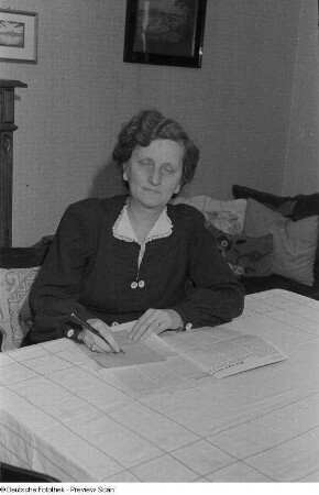 Porträt von Henriette Michaelsen, Verdiente Lehrerin des Volkes