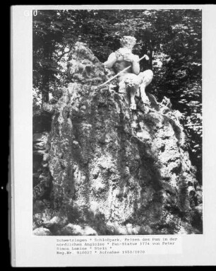Pan, auf einem Felsen Flöte spielend