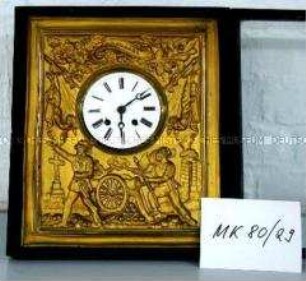 Wanduhr mit Kriegsdarstellung