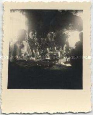 Martin Bonsack in Uniform mit Familie an seiner Hochzeitstafel