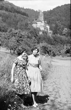 Zwingenberg: Burg an der Bundesstraße mit zwei Teilnehmerinnen der Bürgerstraßenfahrt
