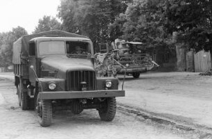 NVA-Soldaten in einem Geländewagen, Dessau : NVA-Einsatz des Fotografen Uwe Steinberg, Dessau