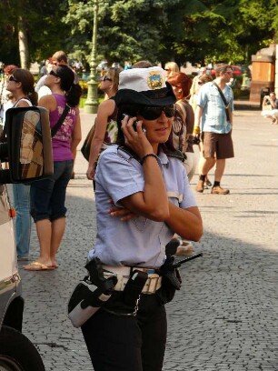 telefonierende Polizistin im Stadtzentrum