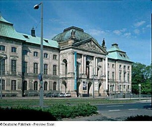 Dresden-Neustadt, Palaisplatz 11. Japanisches Palais (1727-1737; Z. Longuelune, M. D. Pöppelmann). Ansicht von NO über Brunnen