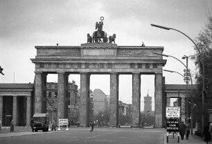 Berlin: Brandenburger Tor vom Tiergarten