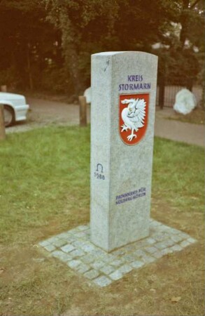 Lottbek: Grenzstein für Kreis Stormarn: Enthüllung: auf Grenzstein Stormarn-Wappen Schwan, auf Schmalseite Hufeisen-Symbol: September 1988
