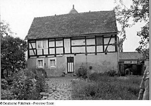 Klipphausen-Scharfenberg (ehem. Riemsdorf Nr. 5). Wohnhaus (ehem. Armenhaus, um 1800)