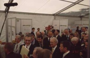 Woche der Umwelt Berlin 2002, Bundespräsident Rau beim Rundgang vor dem Stand der Landtechnik Weihenstephan