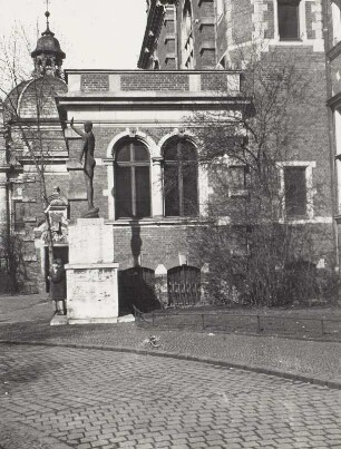 Leipzig, Deutsches Buchhändlerhaus : Leipzig, Hospitalstraße. Buchhändlerhaus (1886-1888). Fassadendetail mit Denkmal für die im 1. Weltkrieg gefallenen Buchhändler (1925)