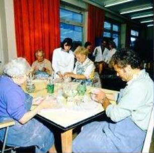 Töpfern als Bewegungstherapie in der Orthopädischen Klinik und Klinik für Rehabilitation ("Waldhaus") in Berlin-Buch