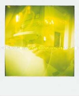 Polaroid-Aufnahme eines auf der Badewanne abgestellten Fußes (Prämiertes Foto)