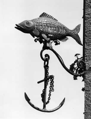 Wirtshausschild mit Fisch und Anker : Wirtshausschild mit Fisch und Anker. Schmiedeeisen. Meersburg, Fischerstüble