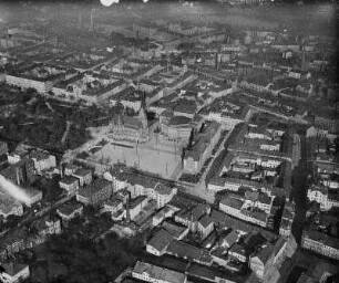 Chemnitz. Theaterplatz mit Stadttheater und Petrikirche. Ballonaufnahme von Südost