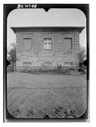 Ivenack. Teehaus (um 1770) im Park. Seitenfront
