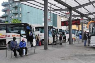 Girona - Passagiere am Busbahnhof : Passagiere warten am Busbahnhof, aufgenommen am 16. April 2012 in der Altstadt von Girona