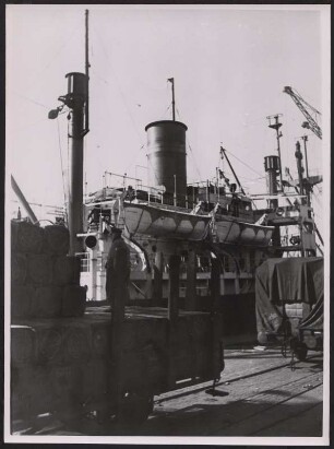 Schiff liegt am Überseehafen Bremen
