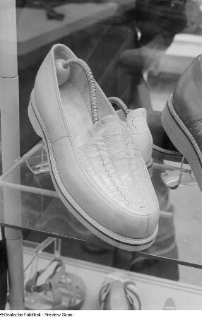 Schuhe auf der Leipziger Herbstmesse 1954