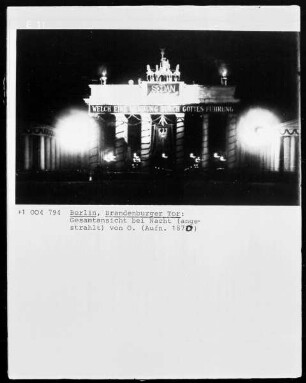 Das Brandenburger Tor nach dem Eintreffen der Siegesnachricht von Sedan